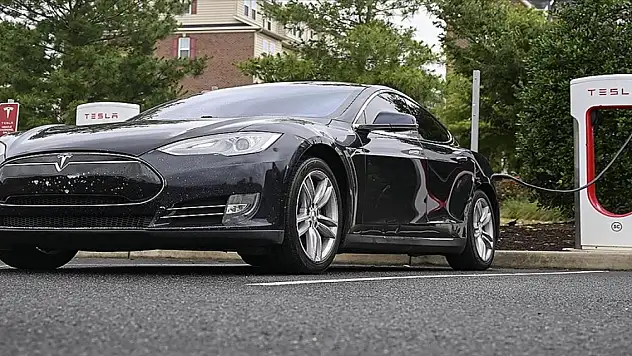 TESLA 1,6 MİLYON ARACINI GERİ ÇAĞIRDI