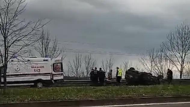 Kaza yapan otomobil ters döndü