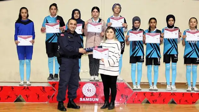 Öğrenciler Ödüllendirildi