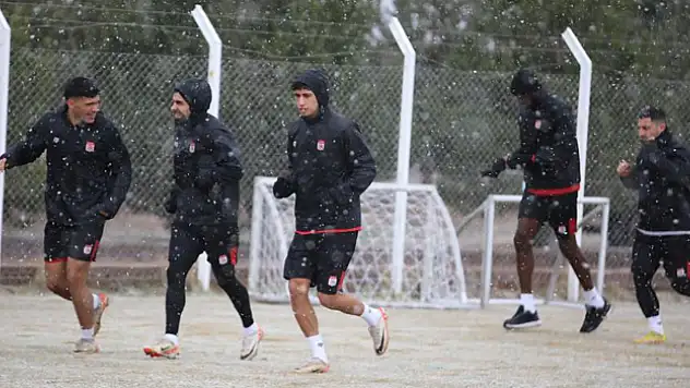 Sivasspor Samsunspor için kar altında çalıştı