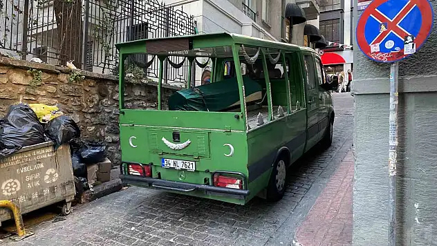 Galata'da şüpheli ölüm: Norveçli turist ölü bulundu, Yunan turist hastanede