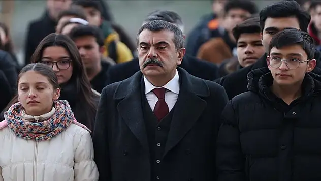 Okullar, haftaya şehitlere saygı duruşuyla başladı