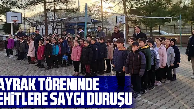 BAYRAK TÖRENİNDE ŞEHİTLERE SAYGI DURUŞU