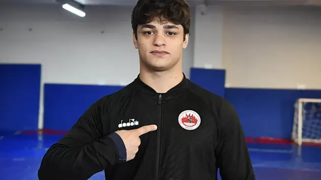 Milli güreşçi Berber'e madalya