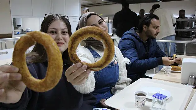 Sınavlara çalışan öğrencilere çay-simit ikramı