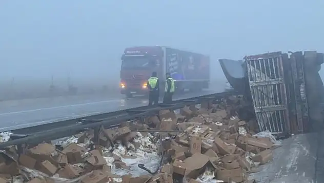 Toz şeker yüklü tır devrildi