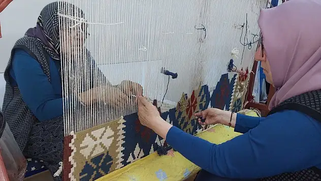Depremzede kadınlar kilim tezgahında