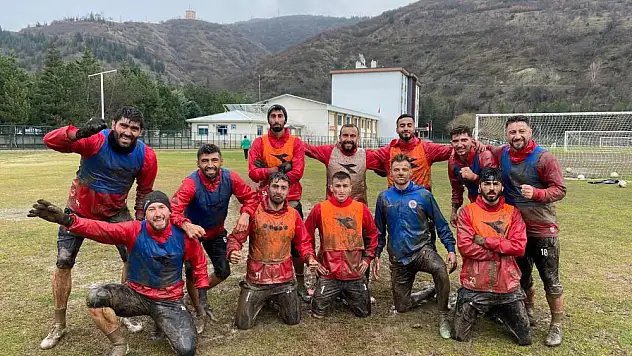 FUTBOLCULARDAN ÇAMURDA KUTLAMA