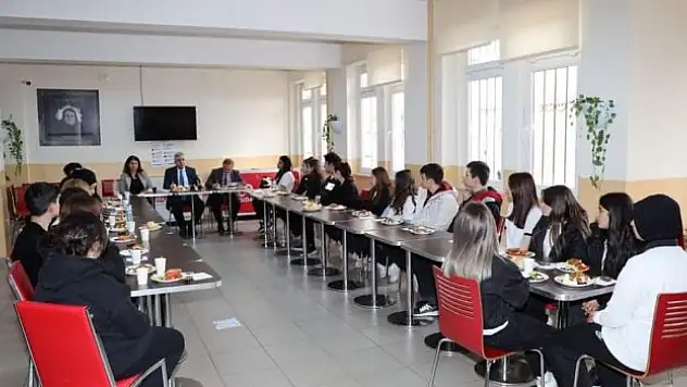 Sınıf başkanları kantinde buluştu