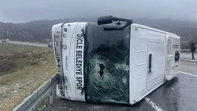 Futbolcuları taşıyan otobüs kaza yaptı: 1'i ağır 10 futbolcu yaralandı