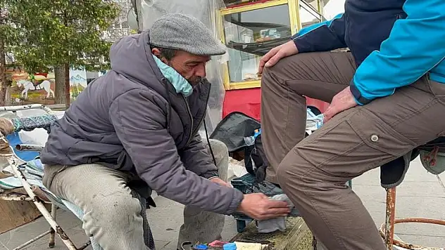 Ayakkabı boyayarak ev sahibi oldu