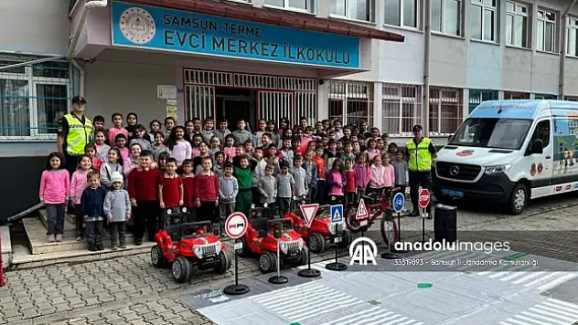 JANDARMADAN ÖĞRENCİLERE UYGULAMALI TRAFİK EĞİTİMİ