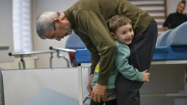 Oğlundan yadigar torunuyla yaşama tutundu
