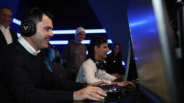 İBB Başkan adayı gençlerle play station oynadı