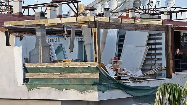 Genç kadın çöken çatının altında kaldı