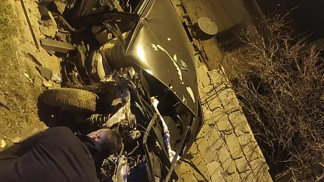 Otomobil hurdaya döndü