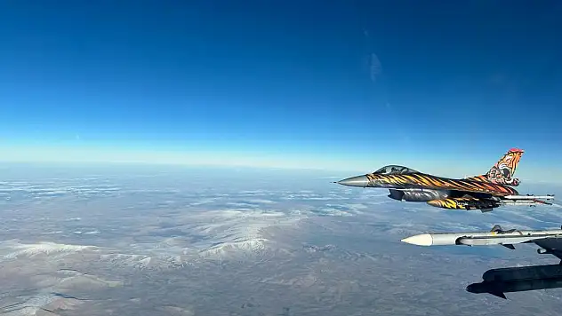 Türk savaş uçakları Kıbrıs'ın güneyinde