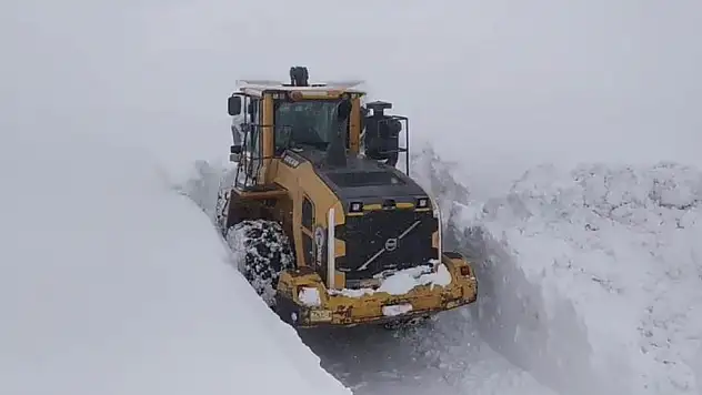 2 metreyi bulan karda zorlu çalışma