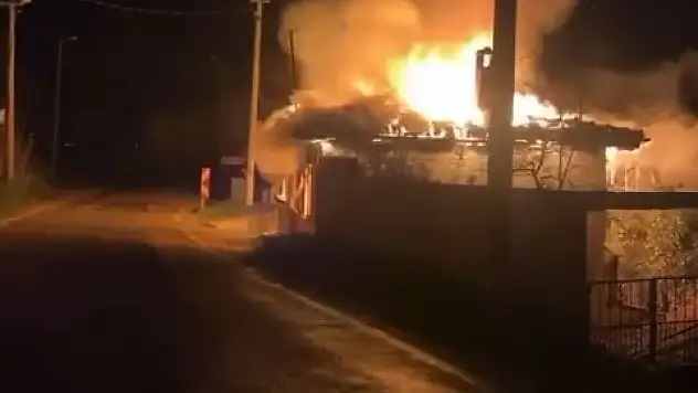 Ahşap ev alev alev yandı