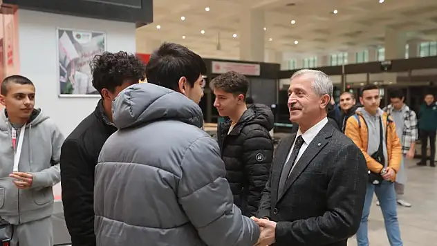 UMRE DÖNÜŞÜ COŞKULU KARŞILAMA