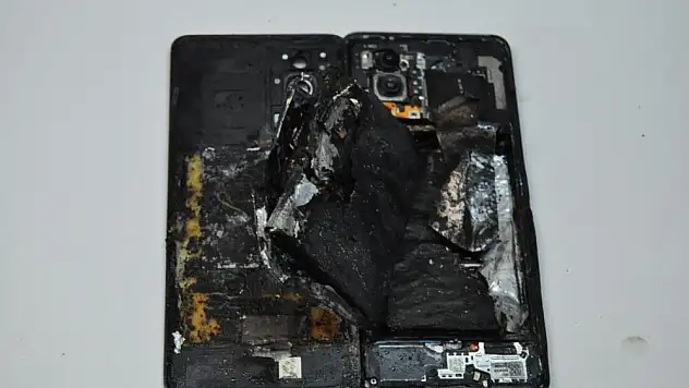 Telefonu bataryası patladı
