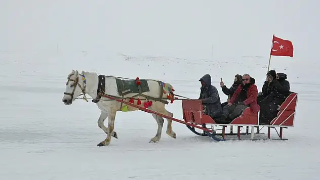 Donan gölde atlı kızak keyfi