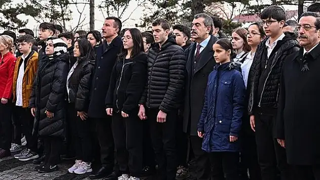 Tüm öğrenciler saygı duruşunda