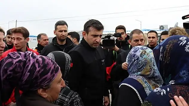 Bayraktar, Adıyaman'da TEKNOFEST çadırında çocuklarla buluştu