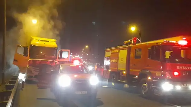 SEYİR HALİNDEKİ TIRDA YANGIN