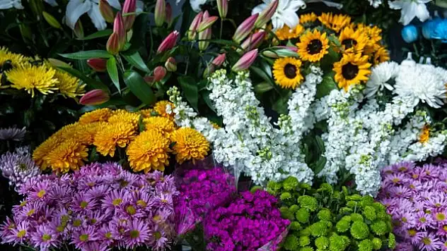 Çiçekçiler Sevgililer Günü hazırlıklarına başladı