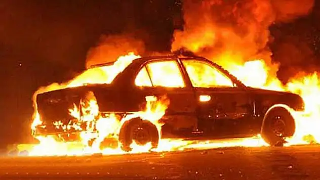 YANAN OTOMOBİL KULLANILAMAZ HALE GELDİ