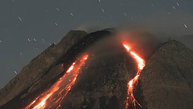 Japonya'da Yanardağ Patlaması