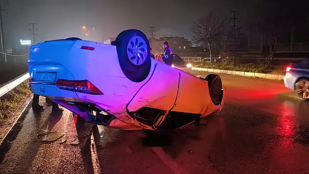 DEVRİLEN OTOMOBİLDEKİ 3 KİŞİ YARALANDI