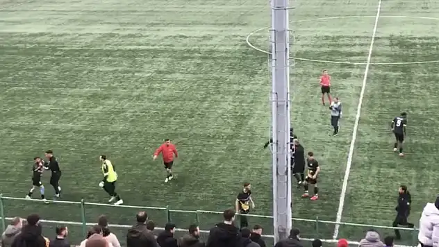 maçı bırakıp kavgaya tutuştu