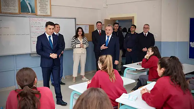 kitap okuyup, ebru yaptı