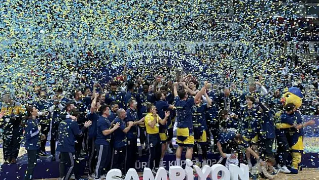 Şampiyon Fenerbahçe, kupasını aldı