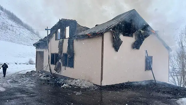 KÖY KONAĞINDA YANGIN ÇIKTI