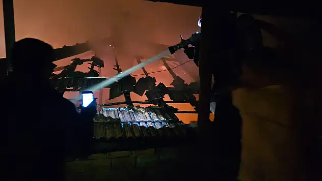 EVİN ÇATISINDAN YANGIN ÇIKTI