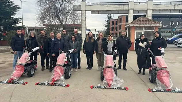 Özel tasarlanmış biçim makinesi çiftçilere verildi