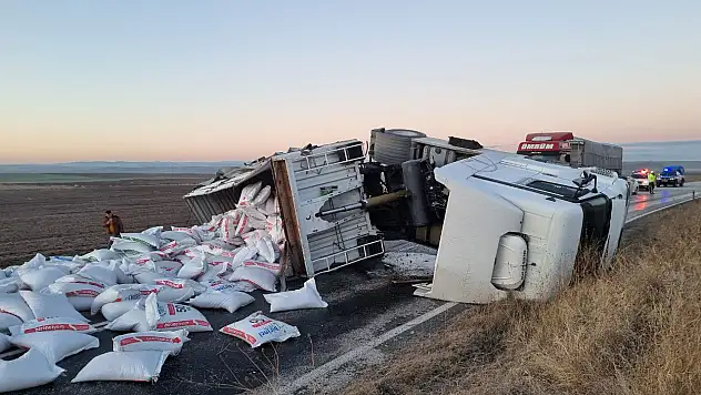 DEVRİLEN TIRIN SÜRÜCÜSÜ YARALANDI