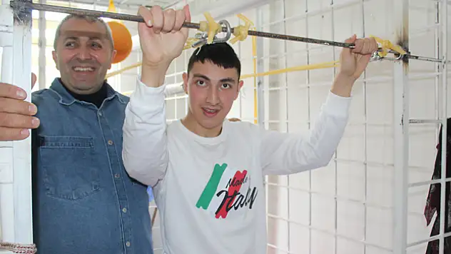 Evine fizik tedavi alanı kurdu