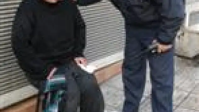 Polis Sokakta Bulduğu Kadına Sahip Çıktı