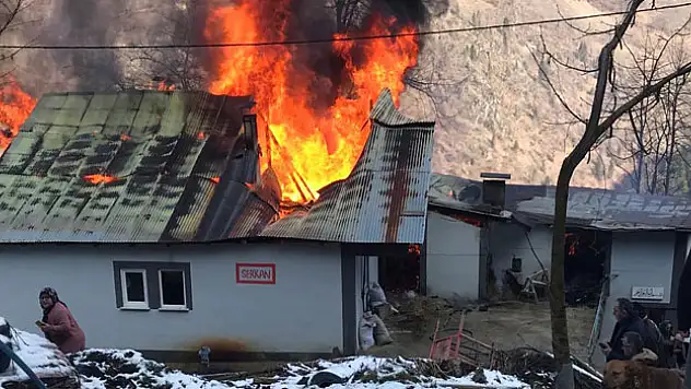 ÇATI KATINDA YANGIN ÇIKTI