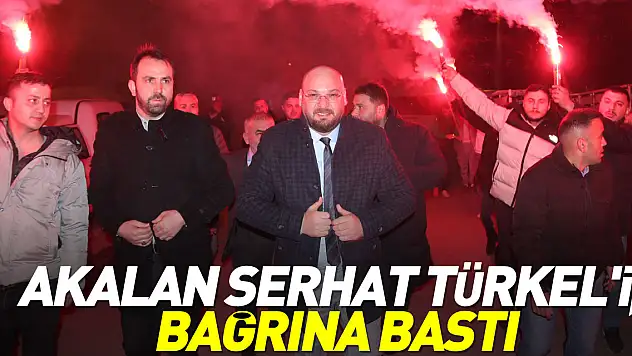 Akalan Serhat Türkel'i, bağrına bastı