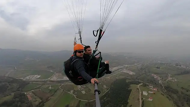 paraşütle uçarak anlattı