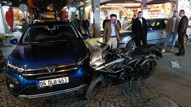 OTOMOBİL MOTOSİKLET ÇARPTI