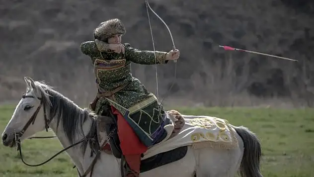 Kadınlar geleneksel atlı okçulukta da 'varız' diyor