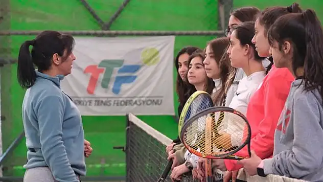 Hakkarili çocuklara tenisi sevdiren kadın: Nevin Erik