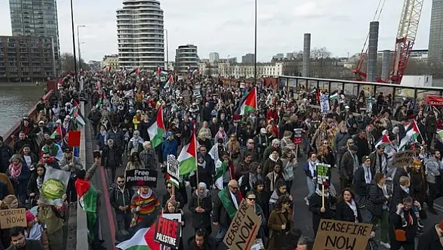 Londra, sokağa döküldü