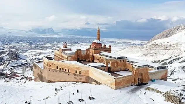 Tarihi İshak Paşa Sarayı martta karla kaplandı